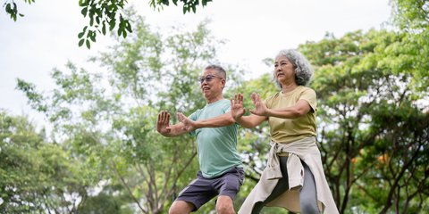 Ηλικιωμένο ζευγάρι κάνει την τεχνική άσκησης Qigong