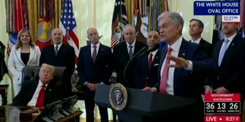 Ο Ντόναλντ Τραμπ συνελήφθη... κοιμώμενος στον Λευκό Οίκο