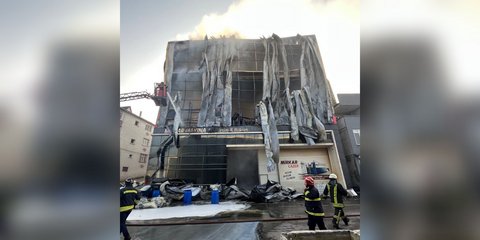 Πυροσβέστες στη Τουρκία σε φωτιά σε αποθηκη