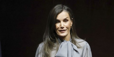 Με διάφανη μπλούζα και χωρίς καλσόν: Η Λετίθια αψηφά το κρύο με το πιο stylish look