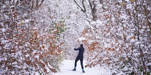 Γυναίκα κάνει σκι στην χιονισμένη Πράγα