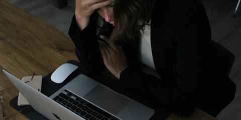 Γυναίκα που εργάζεται μπροστά από τον υπολογιστή 