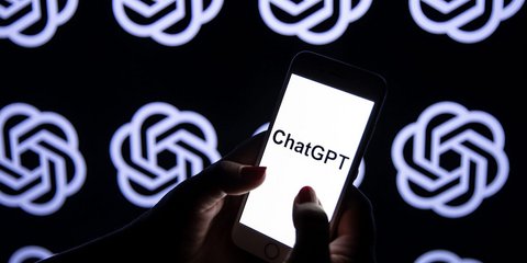 Στις 30 Νοεμβρίου 2022, η OpenAI λάνσαρε το ChatGPT — ένα πείραμα συνομιλιακής τεχνητής νοημοσύνης που πολύ σύντομα εξελίχθηκε σε κάτι πολύ μεγαλύτερο / SHUTTERSTOCK