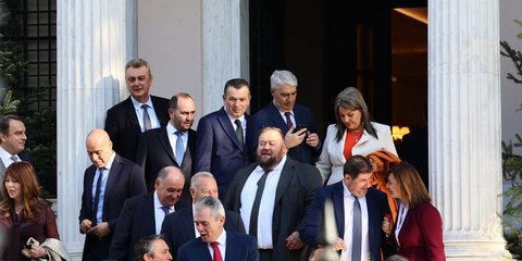 Βουλευτές της ΝΔ στα σκαλιά του Μαξίμου