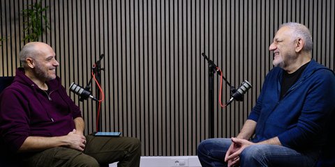 O Nίκος Πορτοκάλογλου στο στούντιο του iefimerida συνομιλώντας με τον δημοσιογράφο Κωνσταντίνο Τσάβαλο / IEFIMERIDA