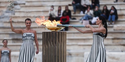 Η αφή της Ολυμπιακής Φλόγας που ξεκινά το ταξίδι της για τους Χειμερινούς Ολυμπιακούς στην Κορτίνα