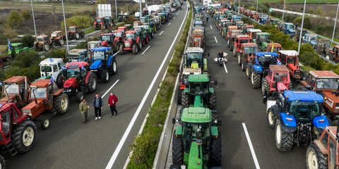 Ενισχύονται και σήμερα τα μπλόκα των αγροτών 