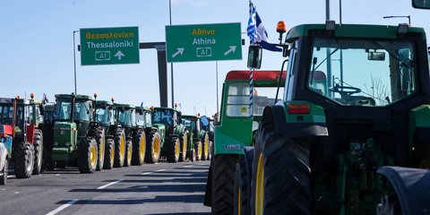 Αγρότες στα μπλόκα