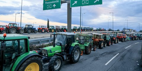 Παραμένουν στα μπλόκα οι αγρότες ενόψει της απάντησης στον υπουργό Αγροτικής Ανάπτυξης / Φωτογραφία EUROKINISSI