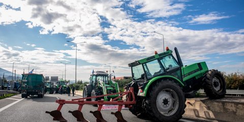 Αγροτικά μπλόκα με τρακτέρ