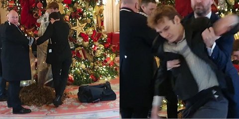 Ακτιβιστές έριξαν κοπριά στο χριστουγεννιάτικο δέντρο του ξενοδοχείου Ritz του Λονδίνου