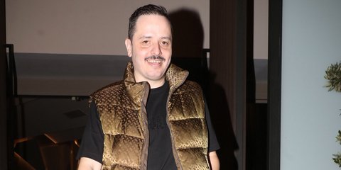 Ο Αλέξανδρος Τσουβέλας χαμογελαστός