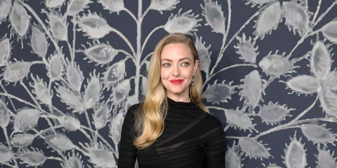 Η Αμάντα Σέιφριντ υιοθετεί το hair trick που αφαιρεί χρόνια -Κολακεύει και ανανεώνει κάθε πρόσωπο