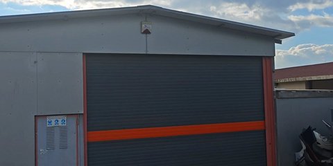 Σε αυτή την αποθήκη βρέθηκε το όχημα με τον οπλισμό στα Καλύβια