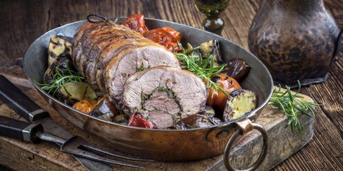 Αρνίσιο ρολό με μυρωδικά / Φωτογραφία: Shutterstock