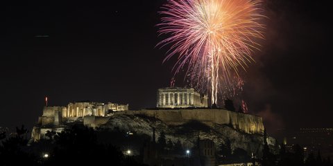 Πυροτεχνήματα πάνω από την Ακρόπολη