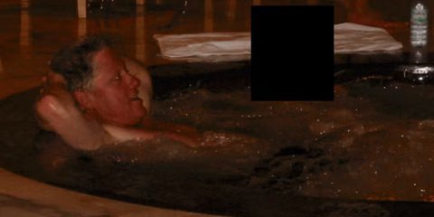 Ο πρώην πρόεδρος Μπιλ Κλίντον σε μια υδρομασάζ με άγνωστο άτομο