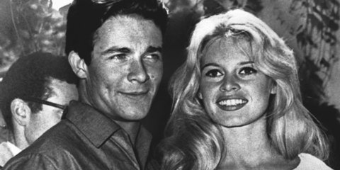 Η Μπριζίτ Μπαρντό και ο Ζακ Σαριέ μετά τον γάμο τους στο Λουβεσιέν της Γαλλίας, στις 18 Ιουνίου 1959 