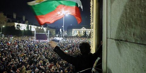 Φοιτητής με σημαία της Βουλγαρίας σε διαδήλωση στη Σόφια
