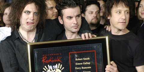 Ο Πέρι Μπαμόντε των The Cure (δεξιά)