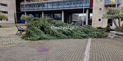 Κατέρρευσε το χριστουγεννιάτικο δέντρο