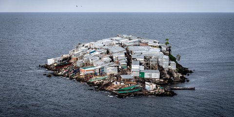 Το νησάκι Μιγκίνγκο έχει μέγεθος μικρότερο από το μισό ενός κανονικού ποδοσφαιρικού γηπέδου, κι όμως φιλοξενεί μια κοινότητα που ζει, εργάζεται και επιβιώνει σε συνθήκες ακραίας στενότητας / SHUTTERSTOCK