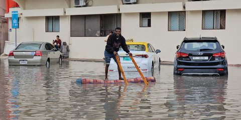 Δρόμοι έγιναν ποτάμια στο Ντουμπάι από τη σφοδρή κακοκαιρία
