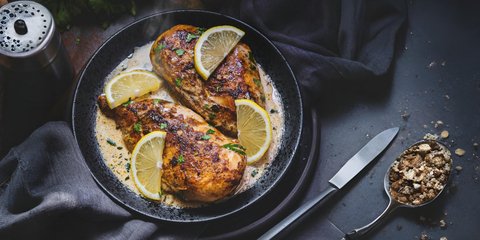 Φιλέτα γαλοπούλας με βουτυράτη σάλτσα / Φωτογραφία: Unsplash