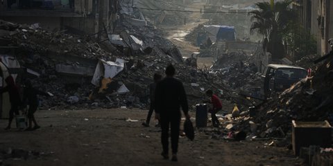 Παλαιστίνιοι στα ερείπια της κατεστραμμένης πόλης της Γάζας