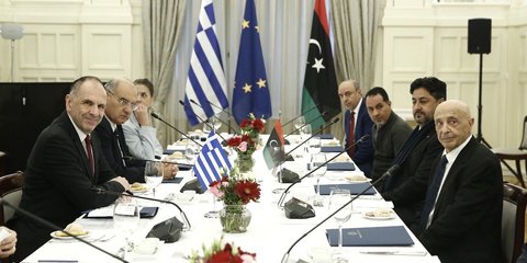 O Γιώργος Γεραπετρίτης με τους εκπροσώπους της βουλής της Λιβύης