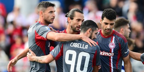 Οι παίκτες του Ολυμπιακού πανηγυρίζουν στη Σύρο