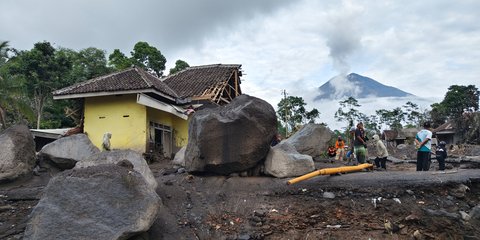Καταστροφές από τις εκρήξεις του ηφαιστείου Σεμέρου στην ανατολική Ιάβα της Ινδονησίας