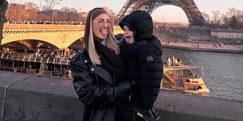 Η Ιωάννα Τούνη με τον γιο της Πάρη στο Παρίσι 