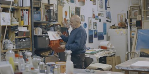 O Mανώλης Χάρος στο εργαστήριό του