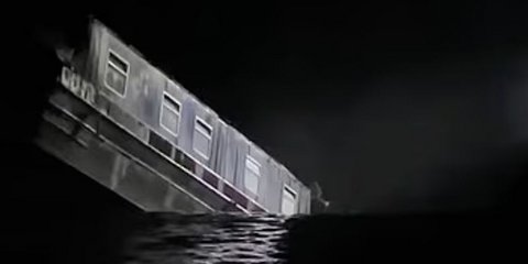 Η στιγμή που η καταβόθρα κατάπιε κανάλι στην Αγγλία