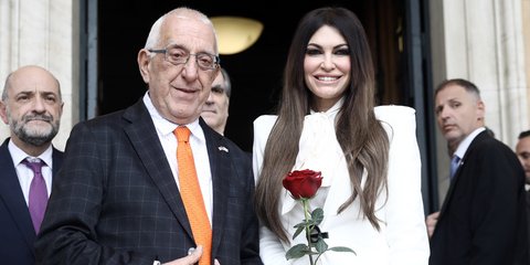 Η Κίμπερλι Γκίλφοϊλ με το τριαντάφυλλο που της προσέφερε ο Νικήτας Κακλαμάνης 