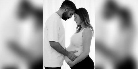 H Αννα Κορακάκη με τον σύζυγό της να κρατάει την φουσκωμένη κοιλιά της