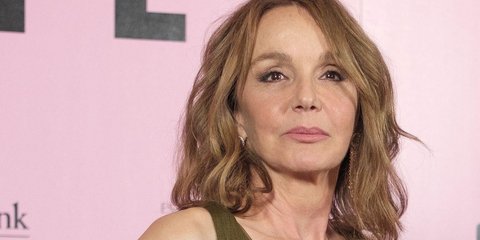 Τι κάνει η Φιλιπίν Λερουά-Μπολιέ, η Σιλβί του Emily in Paris, και έχει τόσο λαμπερή επιδερμίδα στα 62 της