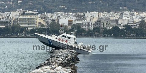 Σκάφος λιμενικού σε βράχια