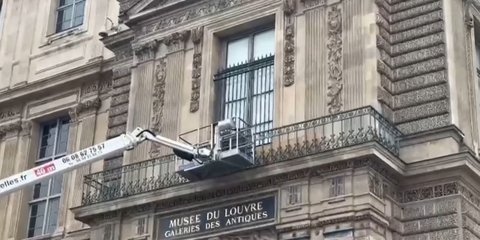 Τοποθετούν μεταλλικές μπάρες στα παράθυρα του Λούβρου