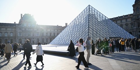 Η εμβληματική είσοδος-πυραμίδα στο μουσείο του Λούβρου