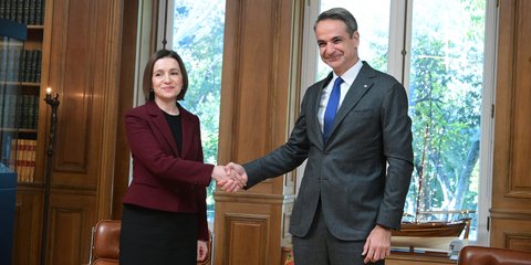 Η πρόεδρος της Μολδαβίας Μάια Σάντου με τον πρωθυπουργό Κυριάκο Μητσοτάκη