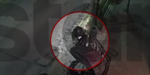 Η στιγμή που ο δράστης κόβει με τροχό αλυσίδα μηχανής στον Κορυδαλλό