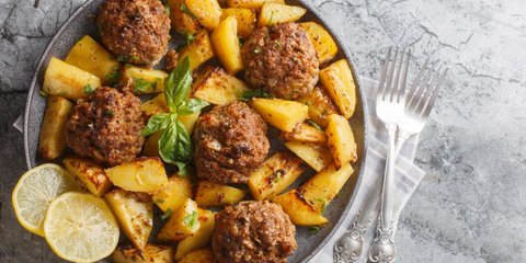 Μπιφτέκια με πατάτες / Φωτογραφία: Shutterstock