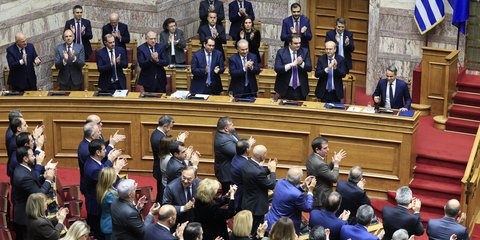 Οι βουλευτές της ΝΔ χειροκροτούν τον Κυριάκο Μητσοτάκη