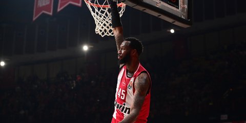 Παίκτης του Ολυμπιακού καρφώνει τη μπάλα