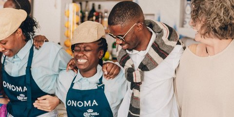 Πώς γιόρτασαν τα Χριστούγεννα στη Ζάμπια στο ελληνικό εστιατόριο που σπάνε πιάτα και χορεύουν συρτάκι 