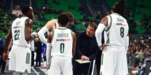 Ο Εργκίν Αταμάν δίνει οδηγίες σε παίκτες του Παναθηναϊκού AKTOR