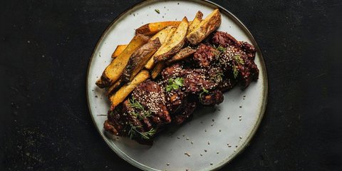 Γλασαρισμένη πανσέτα με πατάτες / Φωτογραφία: Unsplash