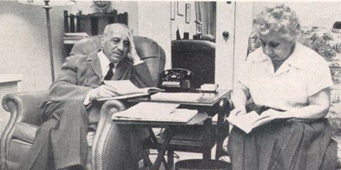 Ο Γιώργος Παπανικολάου με τη σύζυγό του, Μάχη Μαυρογένους, η οποία ήταν απόγονος της Μαντώς Μαυρογένους